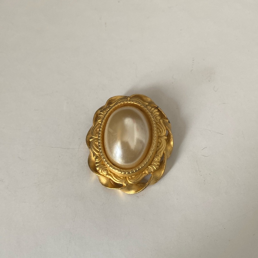 Vintage goldtone faux pearl Brooch